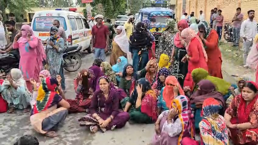 Worker dies due to electrocution, family protests demanding arrest of management and contractor