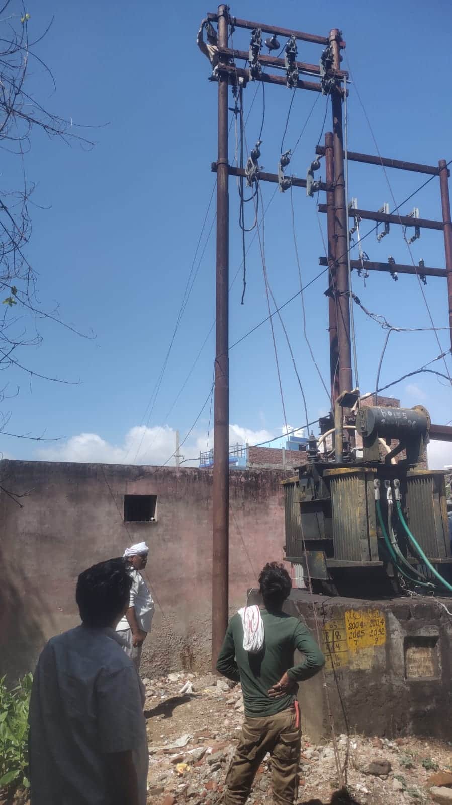फोटो - 05 भूरागढ़ फीडर में डिस्क इंस्यूलेटर चेंज कराते उपखंड अधिकारी। संवाद