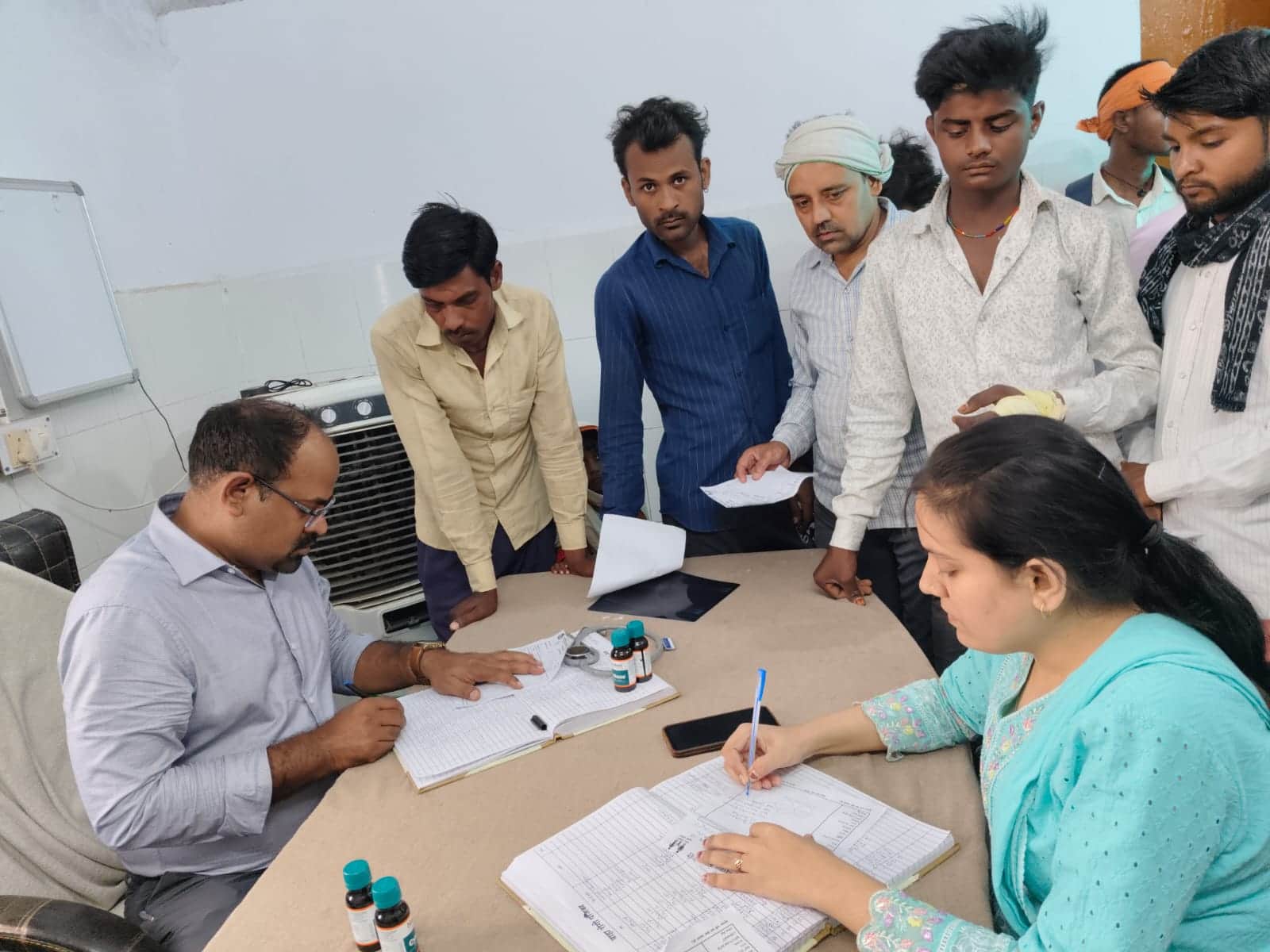 फोटो - 09 सीएचसी में मरीजों को उपचार बताते व दवाएं लिखते चिकित्सक। संवाद
