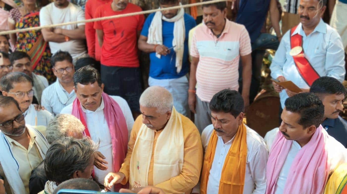 फोटो - 15 चिल्ला में मृतकों के परिजनों से मिलते कैबिनेट मंत्री राकेश सचान। स्रोत- संगठन