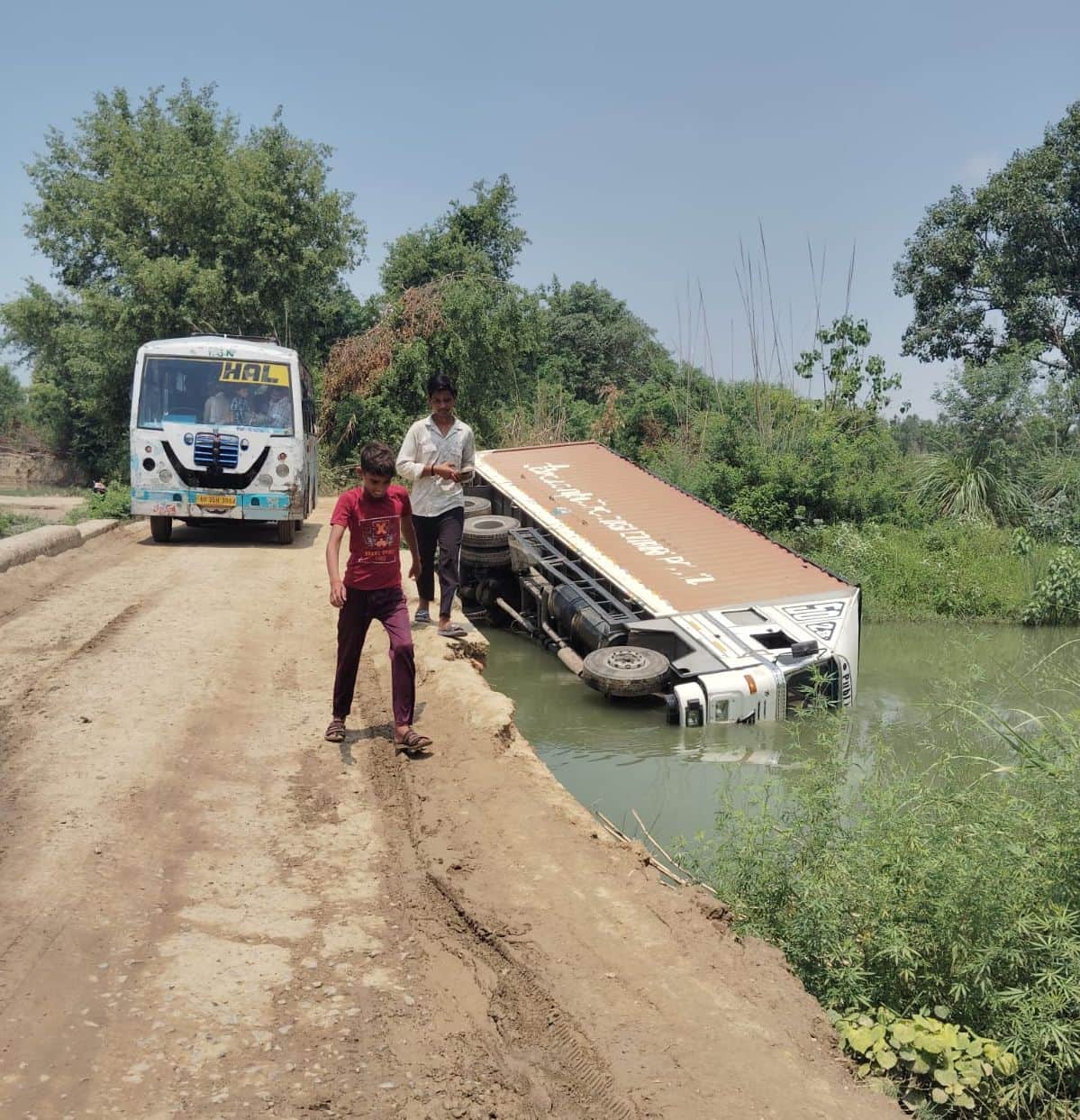 फोटो-21-नहर में पलटा पड़ा कंटेनर। संवाद