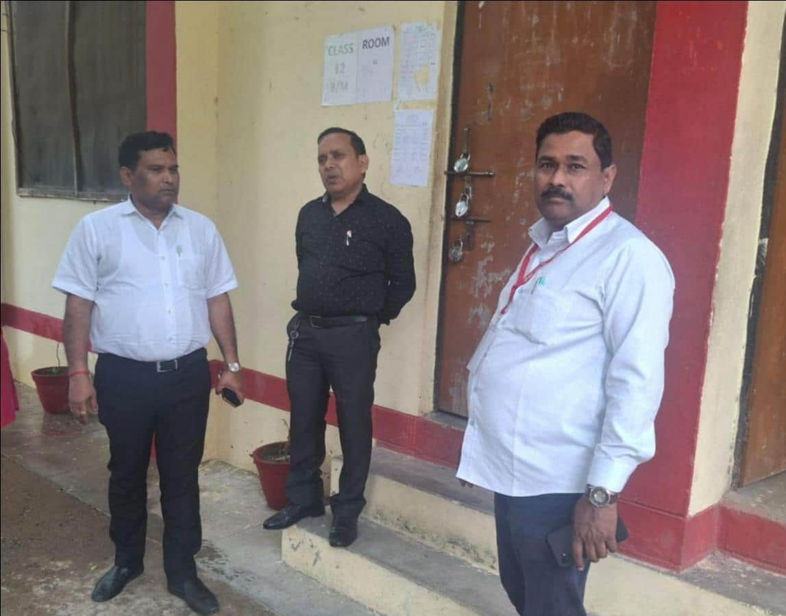 फोटो-25-डीएसएन कालेज परीक्षा केंद्र का निरीक्षण करते सिटी मजिस्ट्रेट मनोज सिंह। स्रोत: कर्मी।