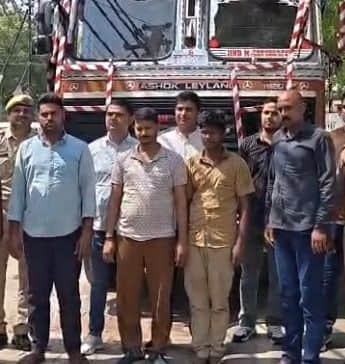 फोटो-27- पुलिस गिरफ्त में कंटेनर लूट के आरोपी। स्रोत: पुलिस