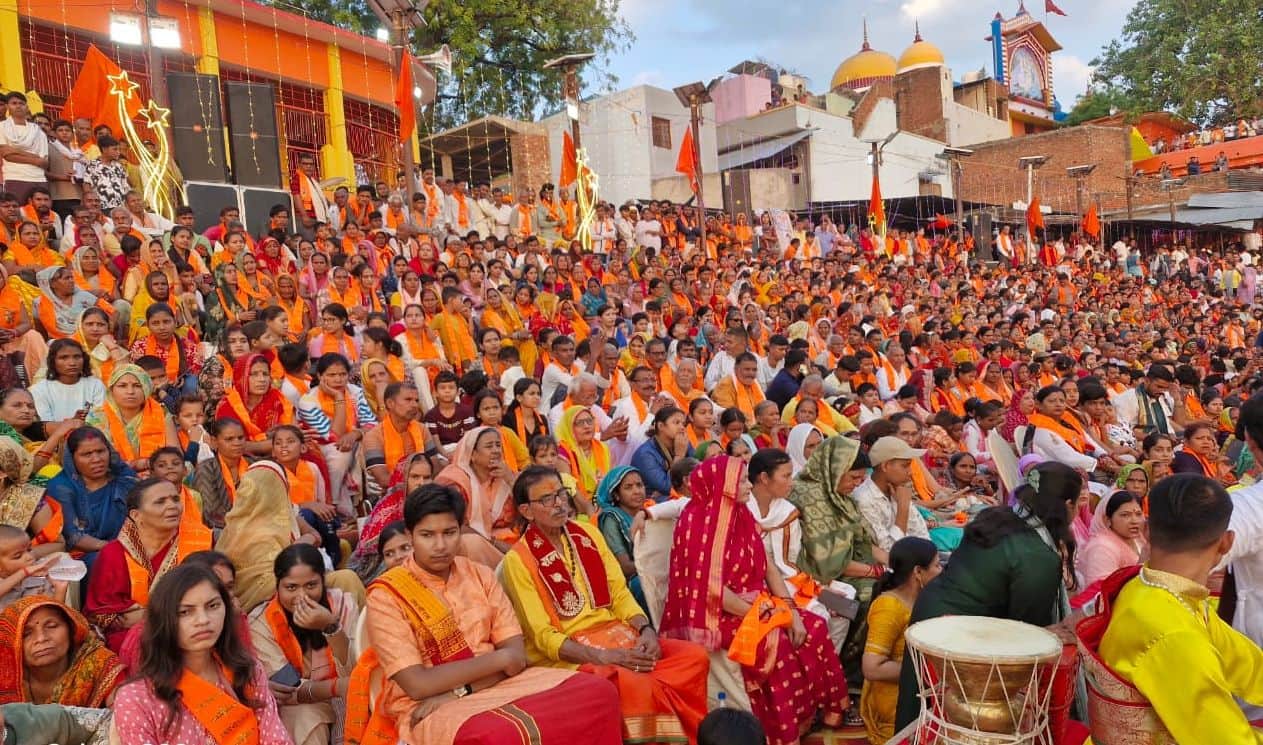 फोटो- 30-आरती के दौरान गंगा तट पर मौजूद श्रद्धालुओं की भीड़। संवाद