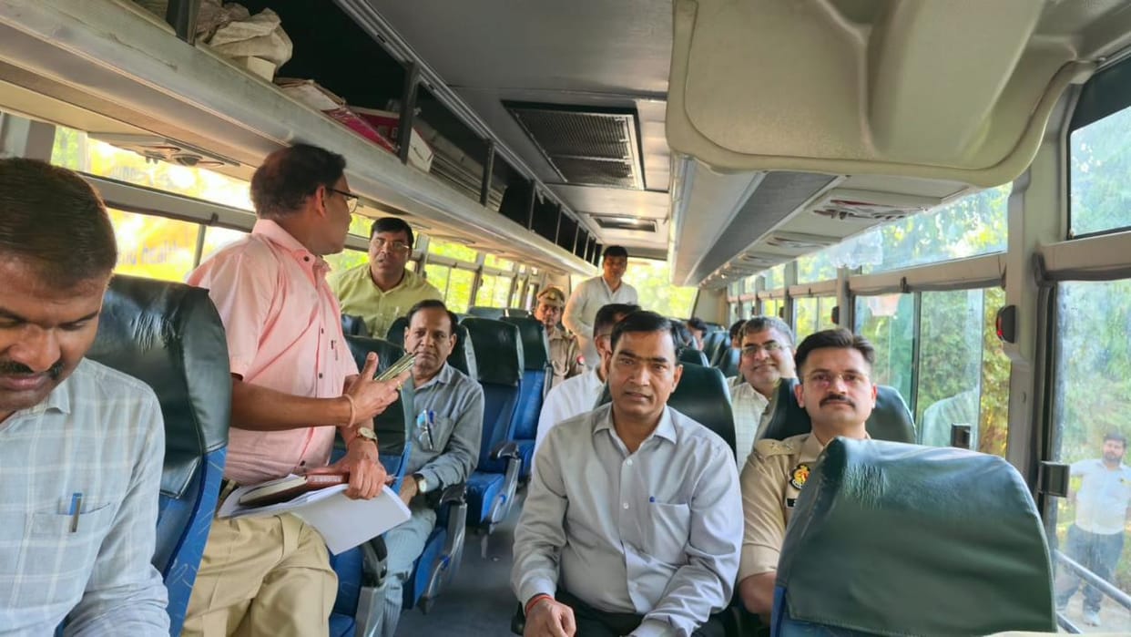 The DM and SP left by bus to visit accident-prone areas.