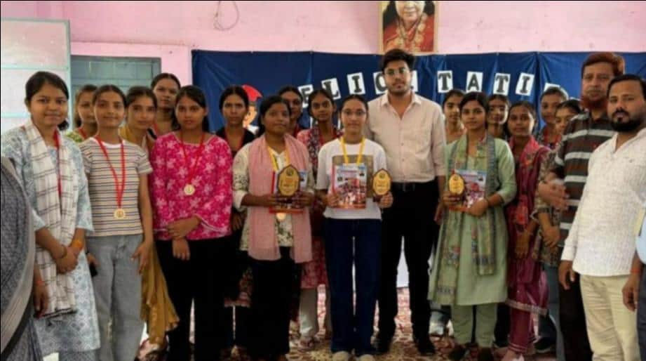 फोटो-5-मेधावी छात्र-छात्राओं के साथ विद्यालय प्रधानाचार्य व शिक्षक। स्रोत: विद्यालय।