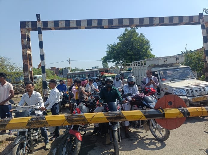 People were stuck in traffic jam for an hour due to closure of railway gate.