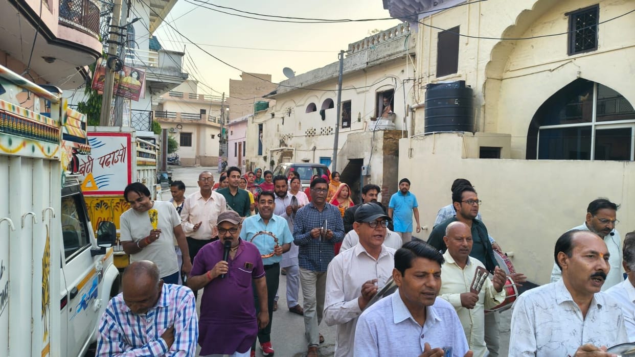 The Prabhat Pheri Organization organized a Radha Naam Sankirtan procession.
