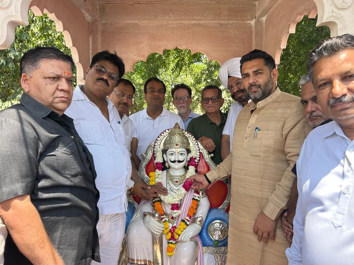 Maharaja Arut was remembered by offering flowers at his statue.
