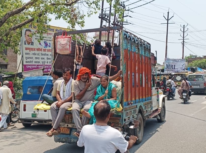 Failing to Learn Lessons from Accidents: Devotees Arrive at Ganga Ghat in Tractor-Trolleys