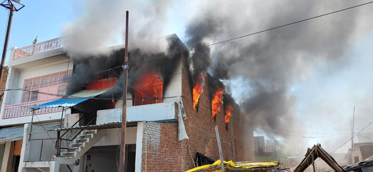 mainpuri news furniture shop fire