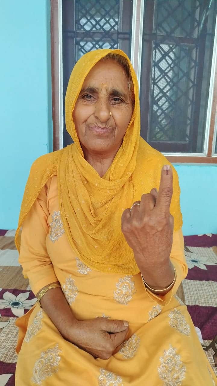 ग्राम पंचायत सकरोह के वार्ड नंबर सात में पहला मतदान देने के बाद अंगुली पर लगा निशान दिखाते हुए 