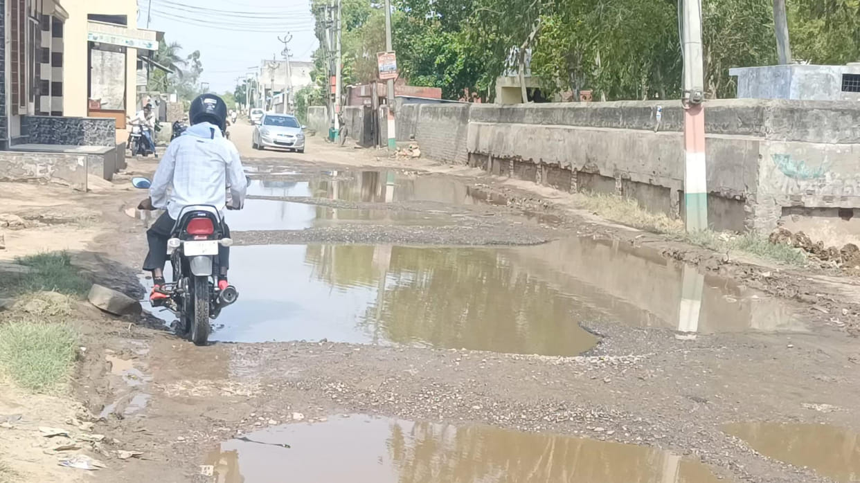 Road near Ramgarh Pandav becomes Johad, villagers angry