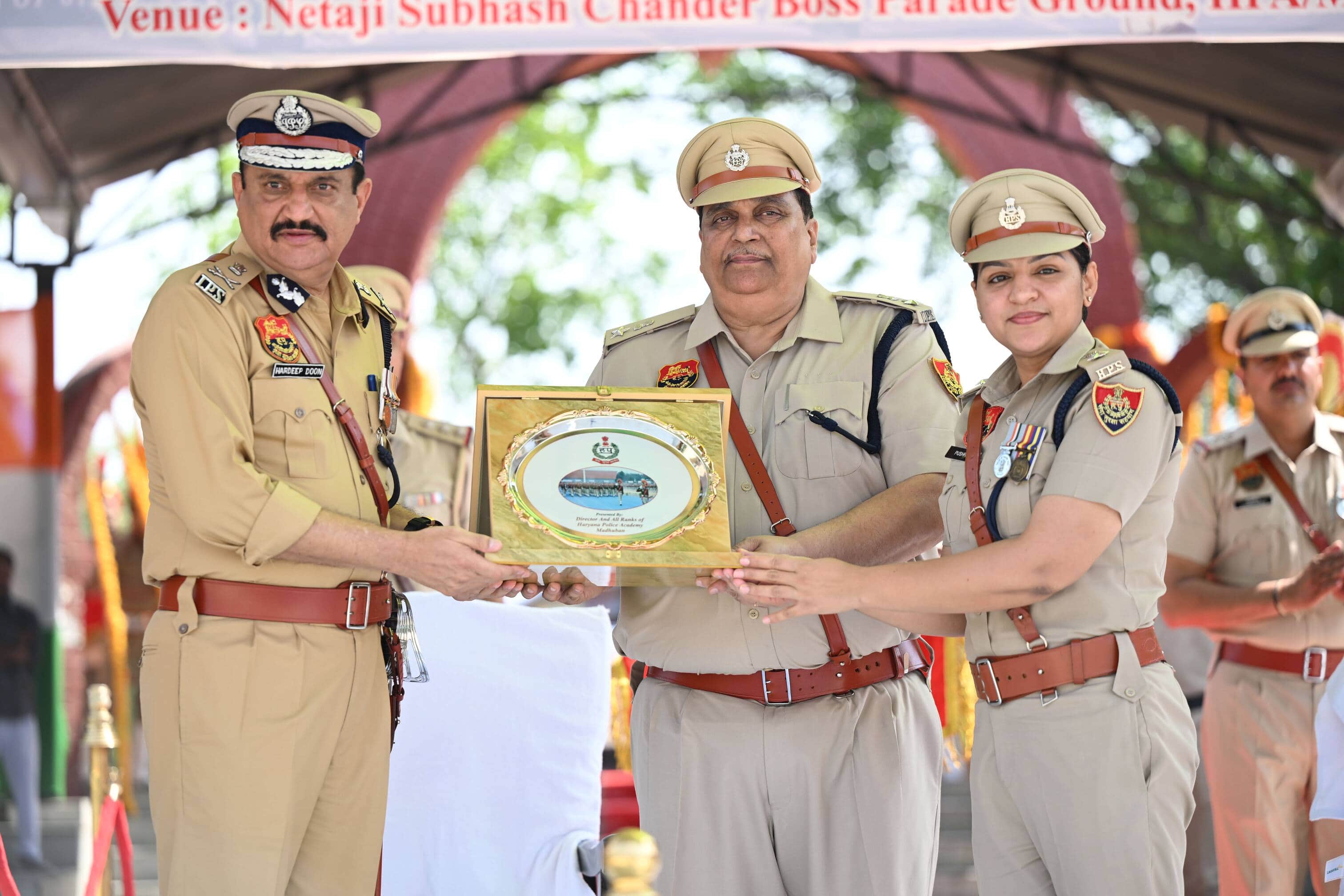 हरियाणा पुलिस अकादमी मधुबन के नेताजी सुभाषचंद्र बोस दीक्षांत परेड स्थल पर सेवानिवृत हो रहे हरदी