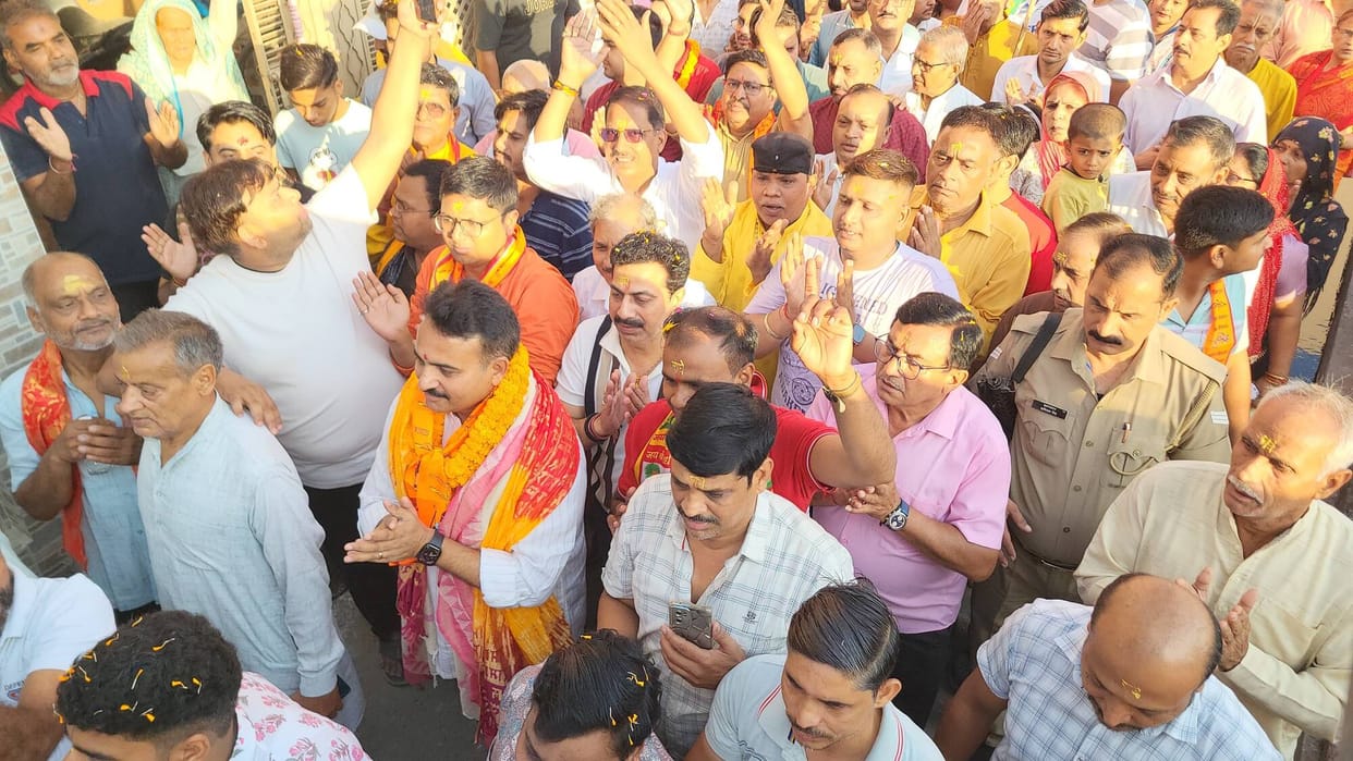 People gathered in Prabhat Pheri, the city echoed with the chants of Radhe-Radhe.