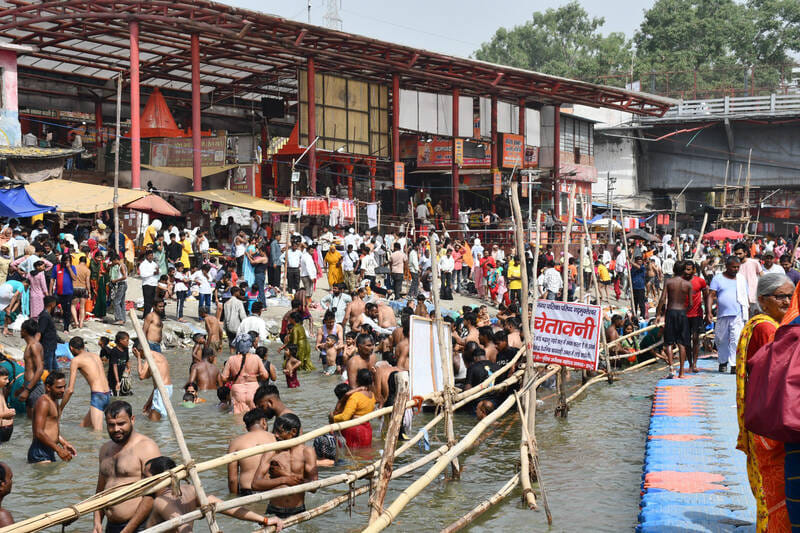 ज्येष्ठ पूर्णिमा पर ब्रजघाट में गंगा स्नान करते गंगा भक्त। संवाद
