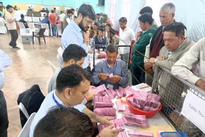 BJP lags behind after early trends