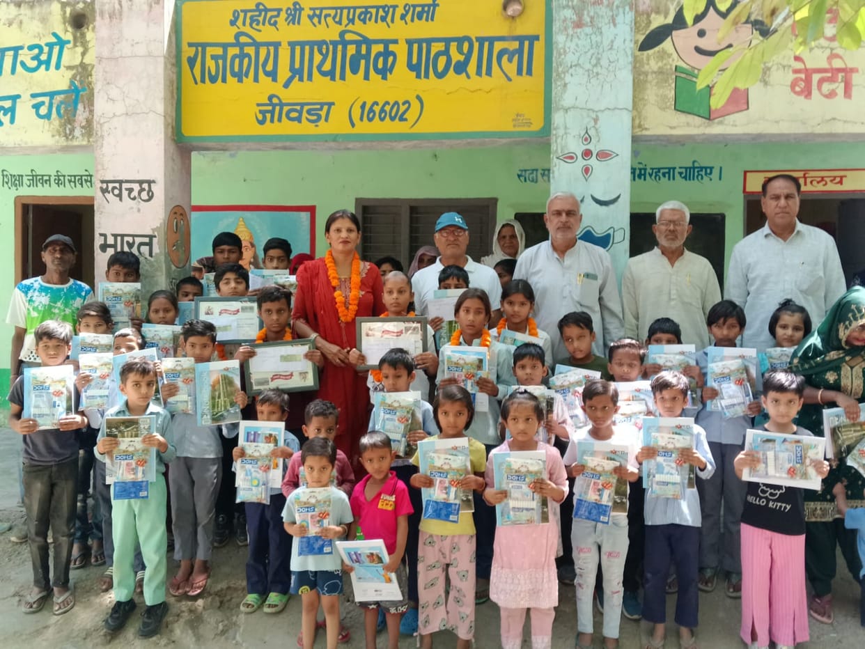 Educational materials were distributed after honoring outstanding students.