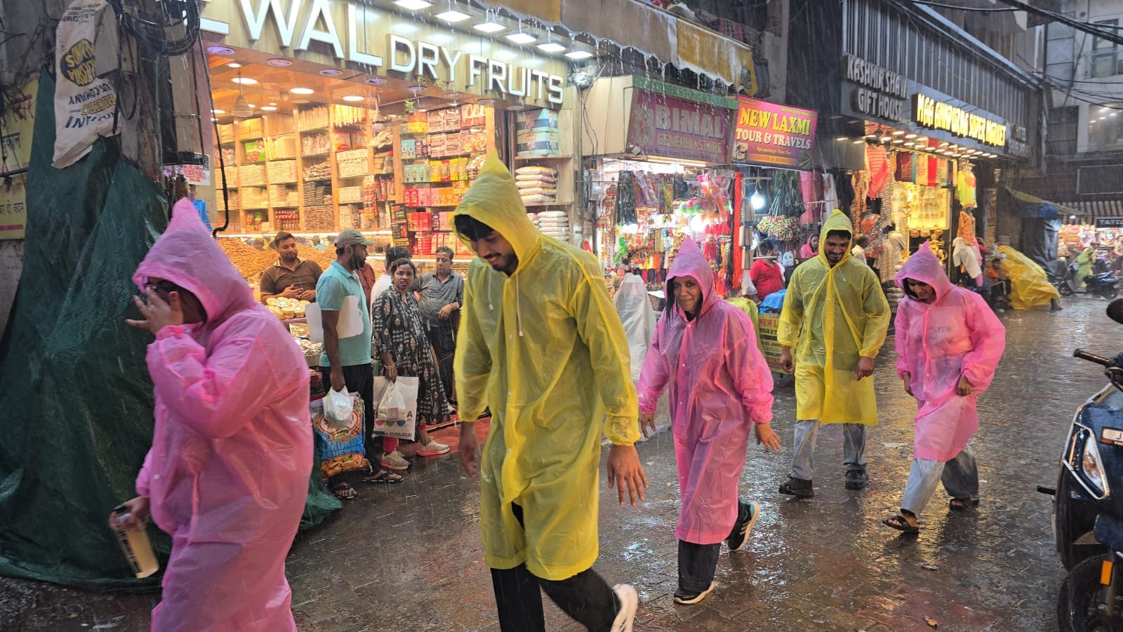 कटड़ा बारिश के दौरान श्रद्धालु बरसती व छाता लेकर आगे बढ़ते हुए   संवाद