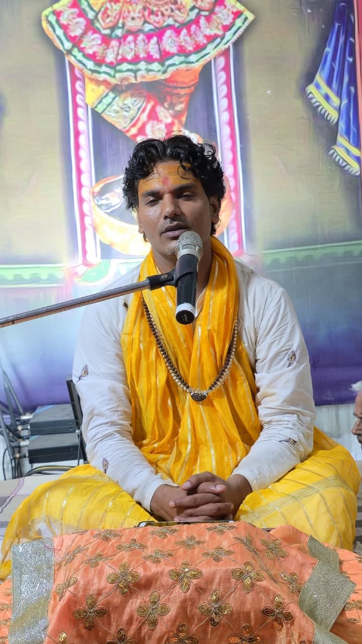The devotees were moved to hear the story of the relationship between God and his devotee.