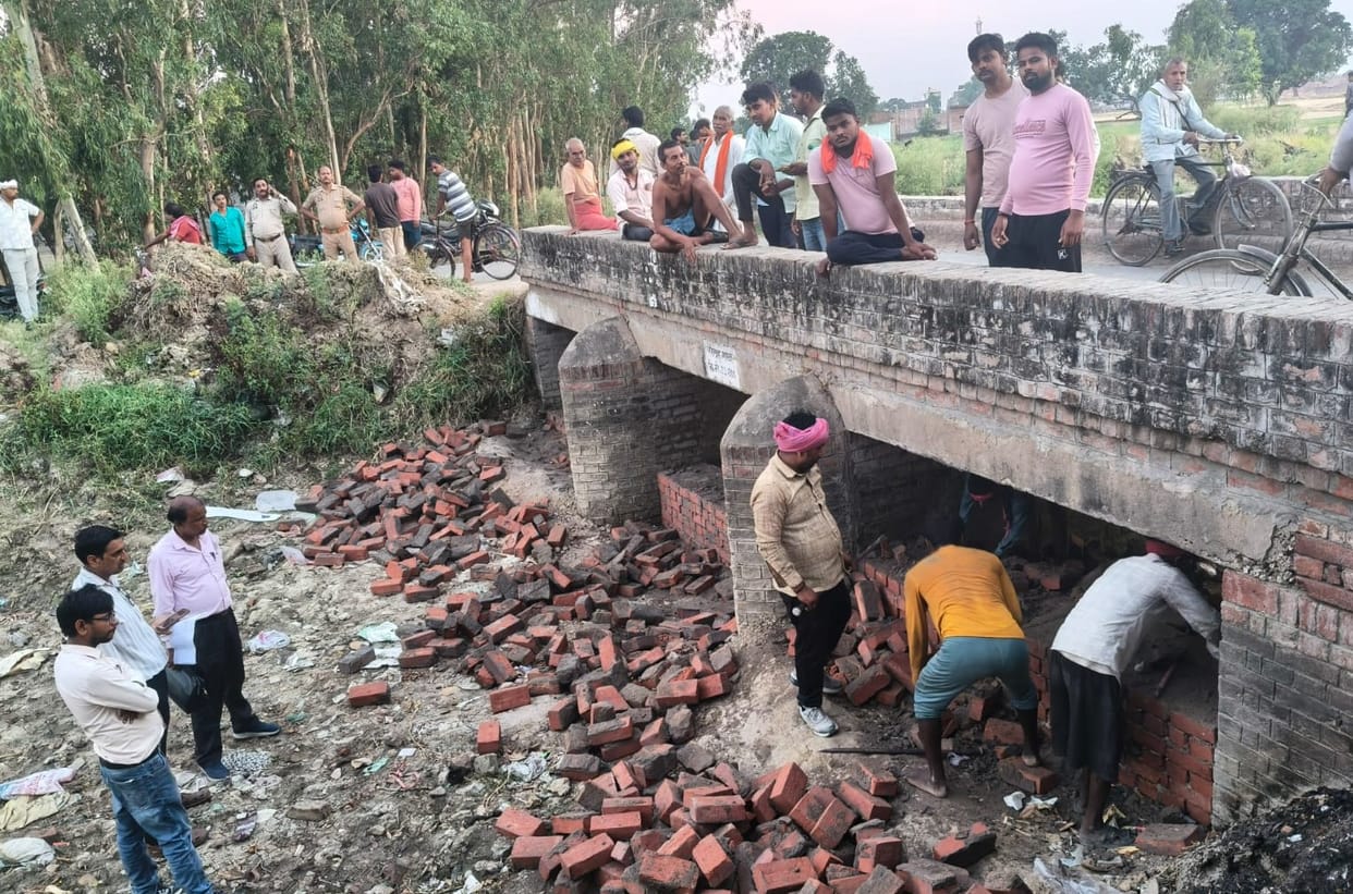 The team of Irrigation Department reached Mahdepur with police force.