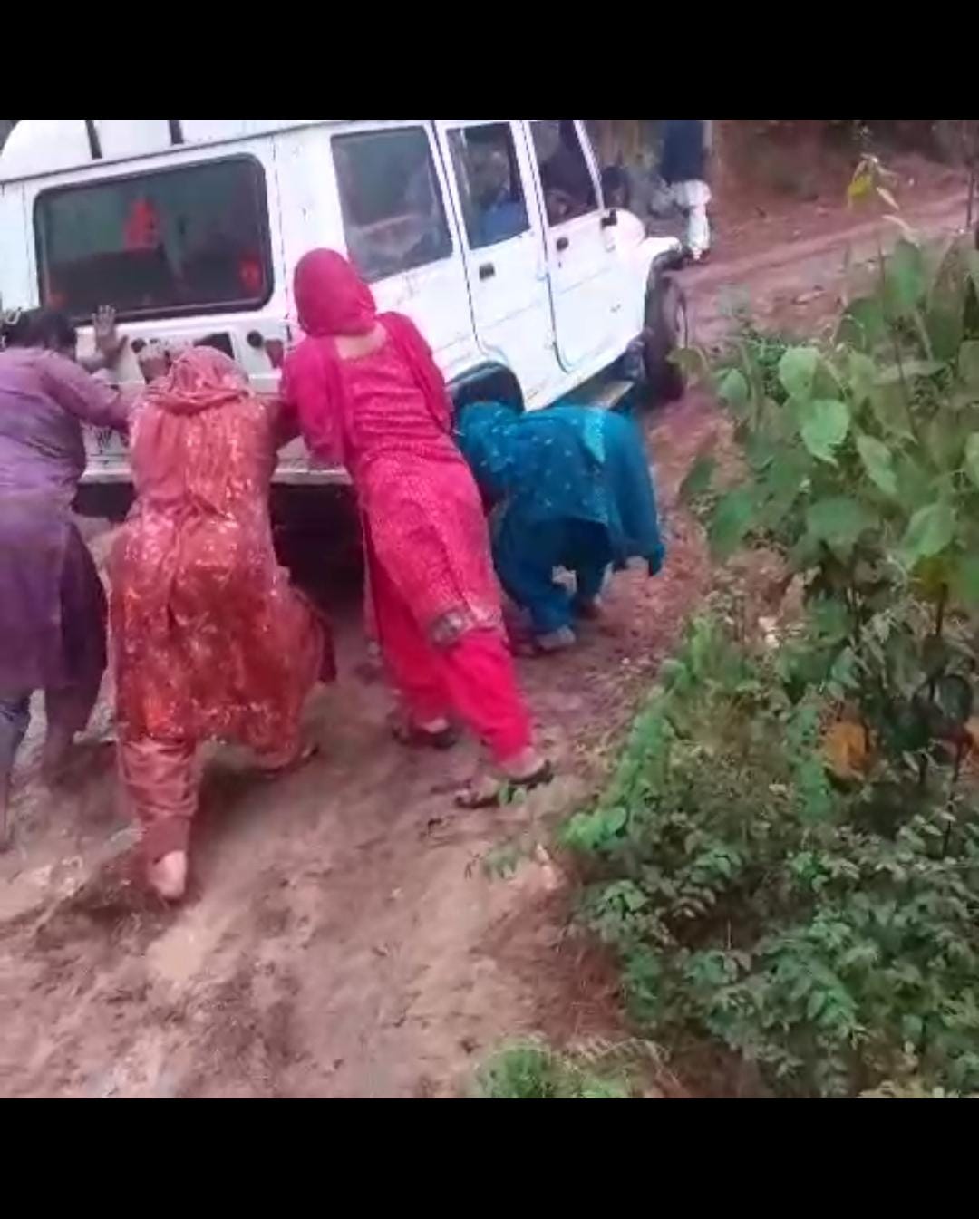 Slippery due to rain, women pushed out the vehicles