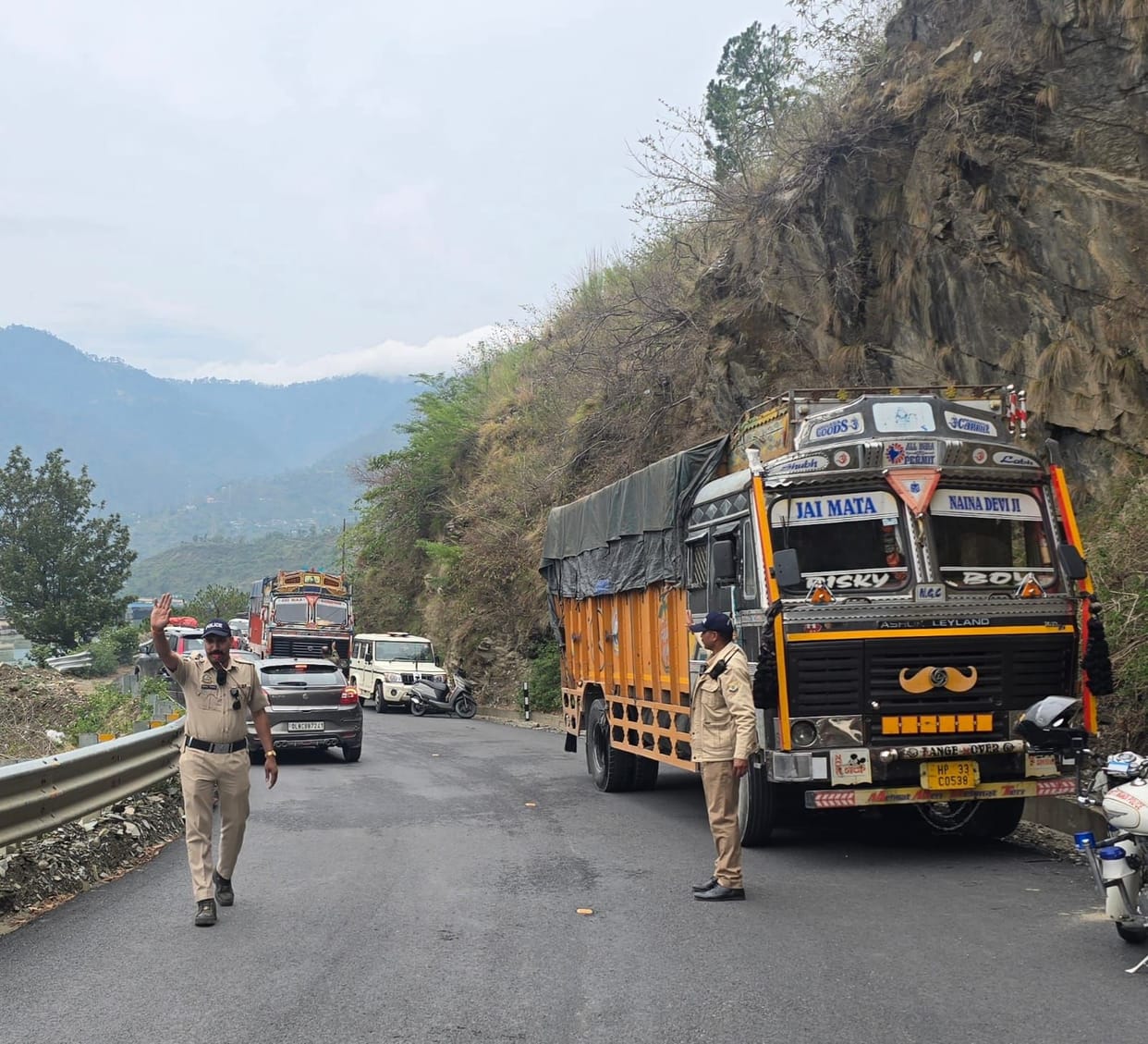 A truck broke down near Pandoh Dam in Mandi, leading to a long traffic jam.