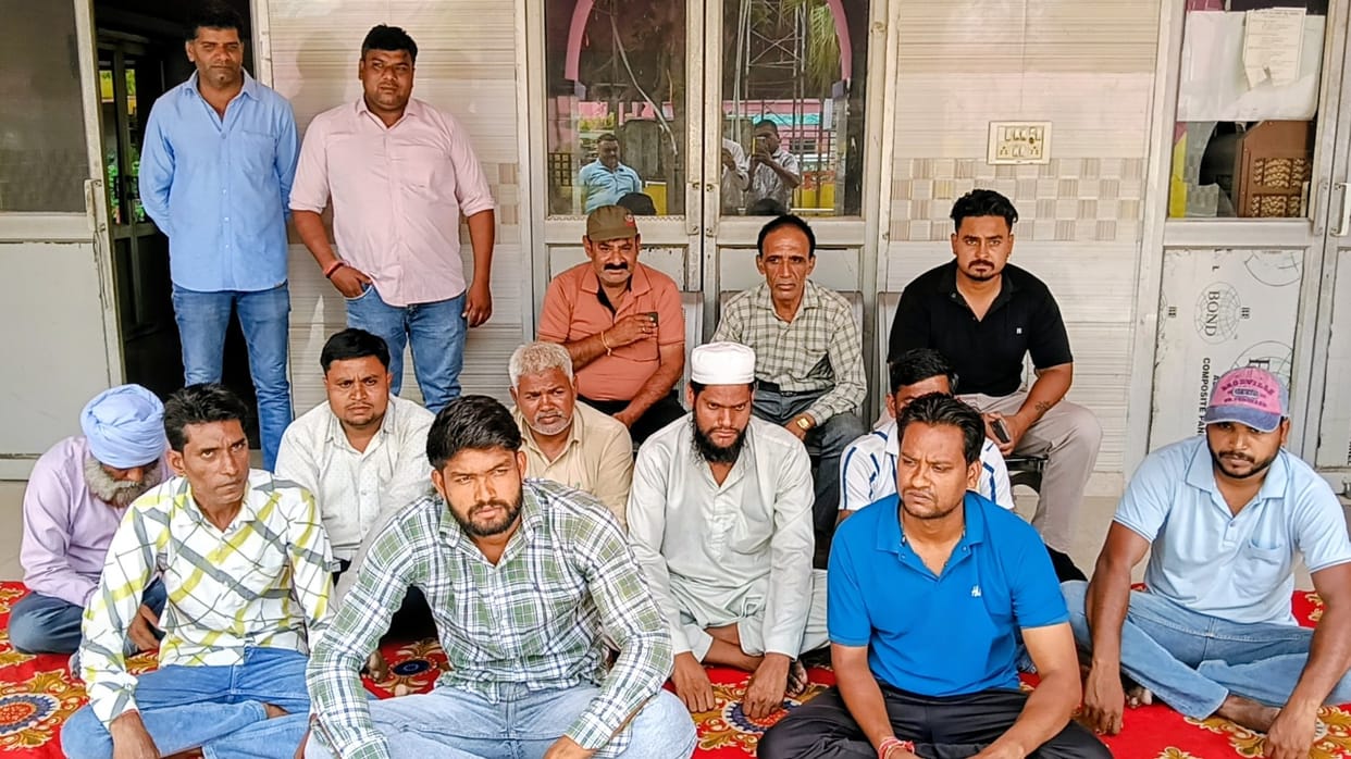 Dharna was held in the municipality demanding registration of FIR.
