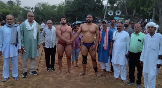 Wrestling was thrilling at the Nad fair, Sagar and Bhola became winners of Badi Mali.