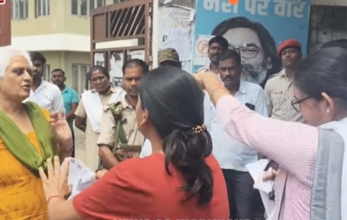 परीक्षा केंद्र पर स्टूडेंट का हंगामा