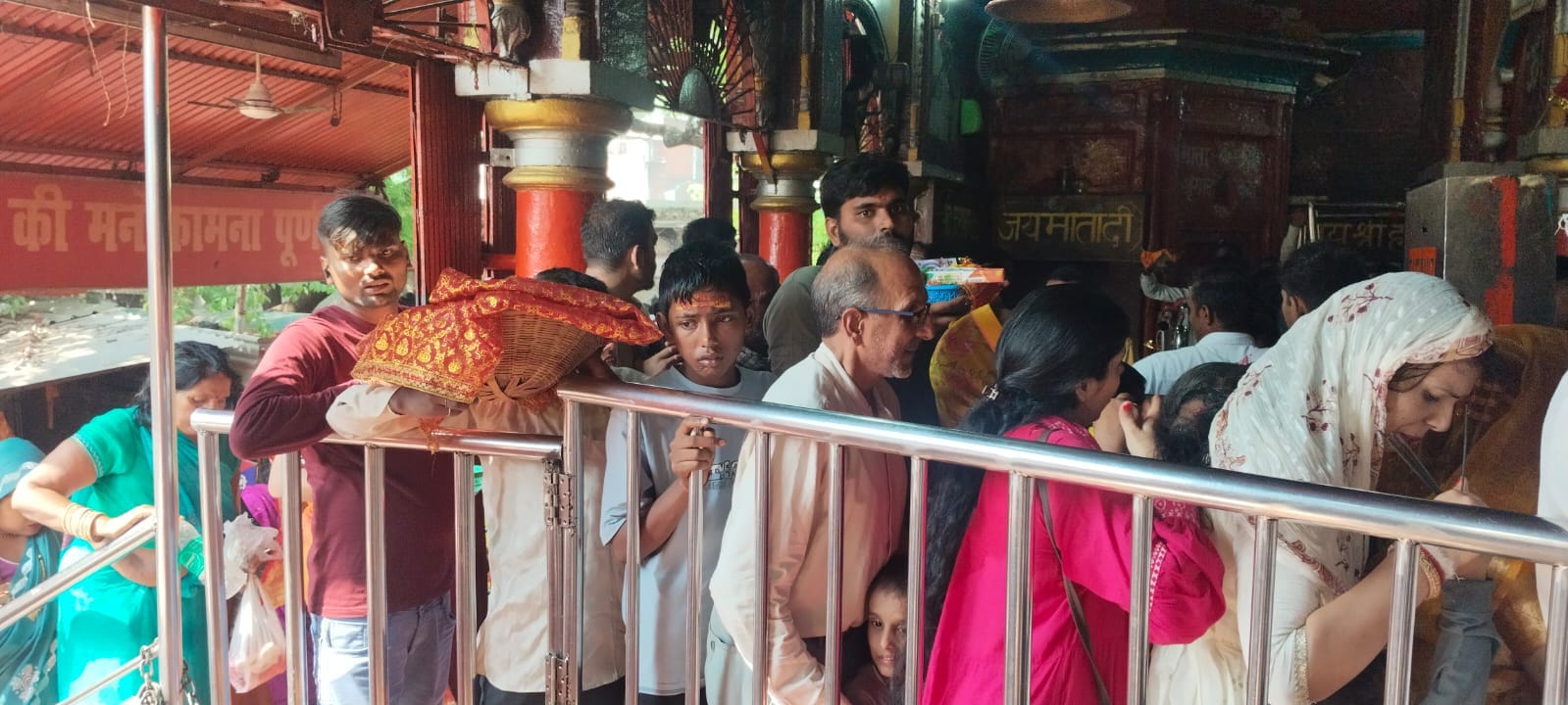 पूर्णिमा को कड़ा धाम में मां शीतला के दरबार में लगी भक्तों के भीड़। संवाद