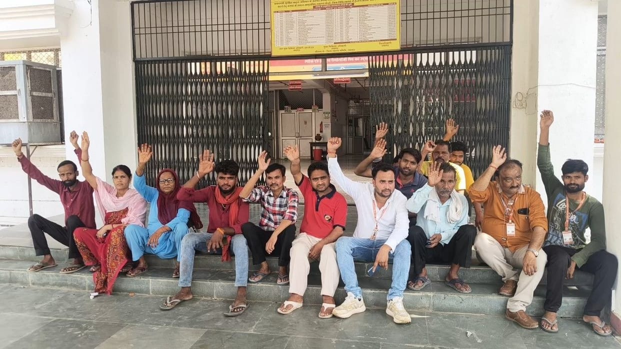 Sanitation workers protest at Ramsagar Mishra Hospital