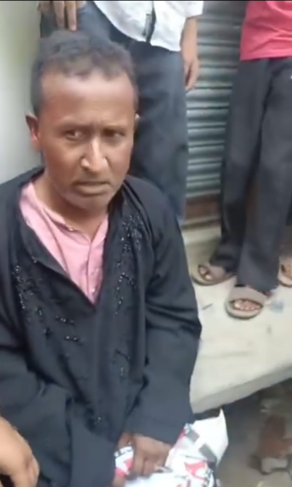 A man wearing a burqa went to meet his ex-wife, but villagers mistook him for a kidnapper and beat him up.