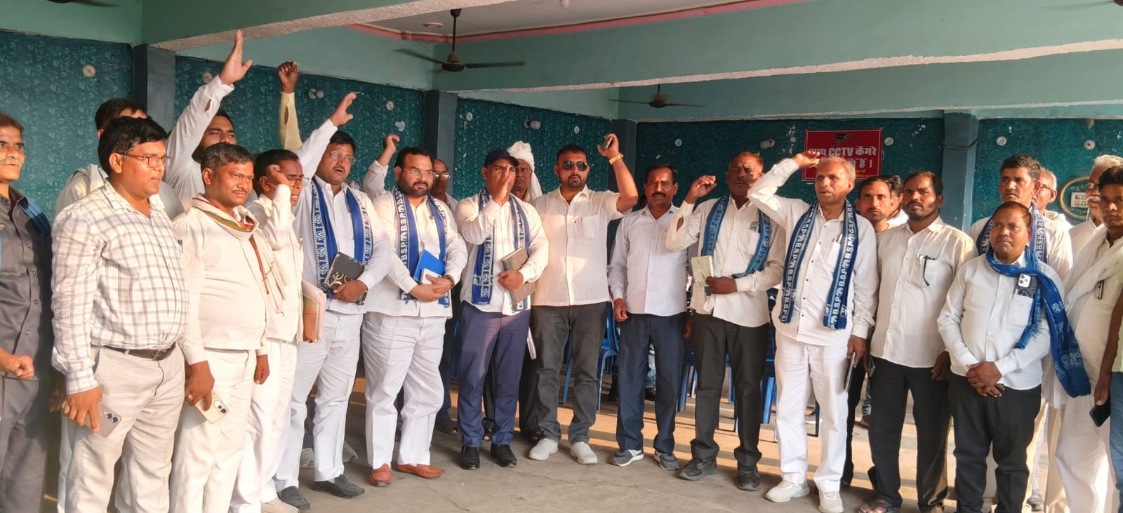 समीक्षा बैठक के दौरान पार्टी कार्यालय में मौजूद बसपा के पदाधिकारी व कार्यकर्ता। स्रोत: स्वयं