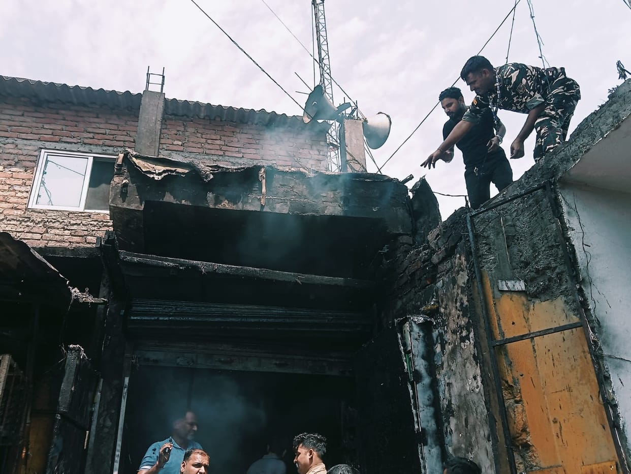 Fire breaks out in a shop at Sonauli border, goods worth lakhs destroyed