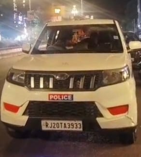 सरकारी गाड़ी से नहीं हटाया पुलिस का मोनोग्राम और लाल नीली बत्ती