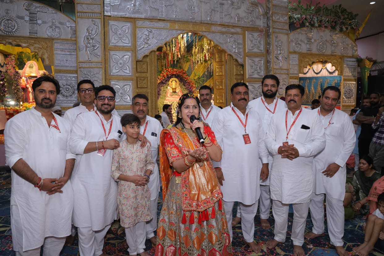 Devotees immersed in devotion in the kirtan of Khatu Shyam and Salasar Balaji.