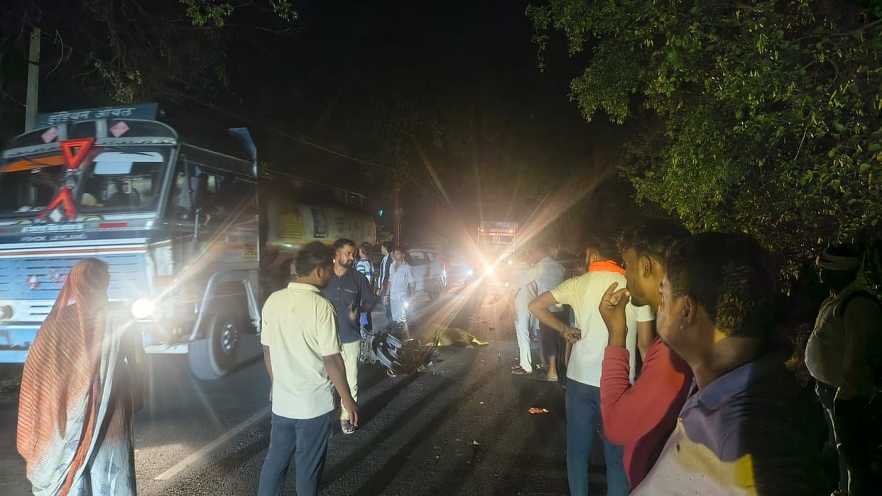 Bike collides with truck, youth dies