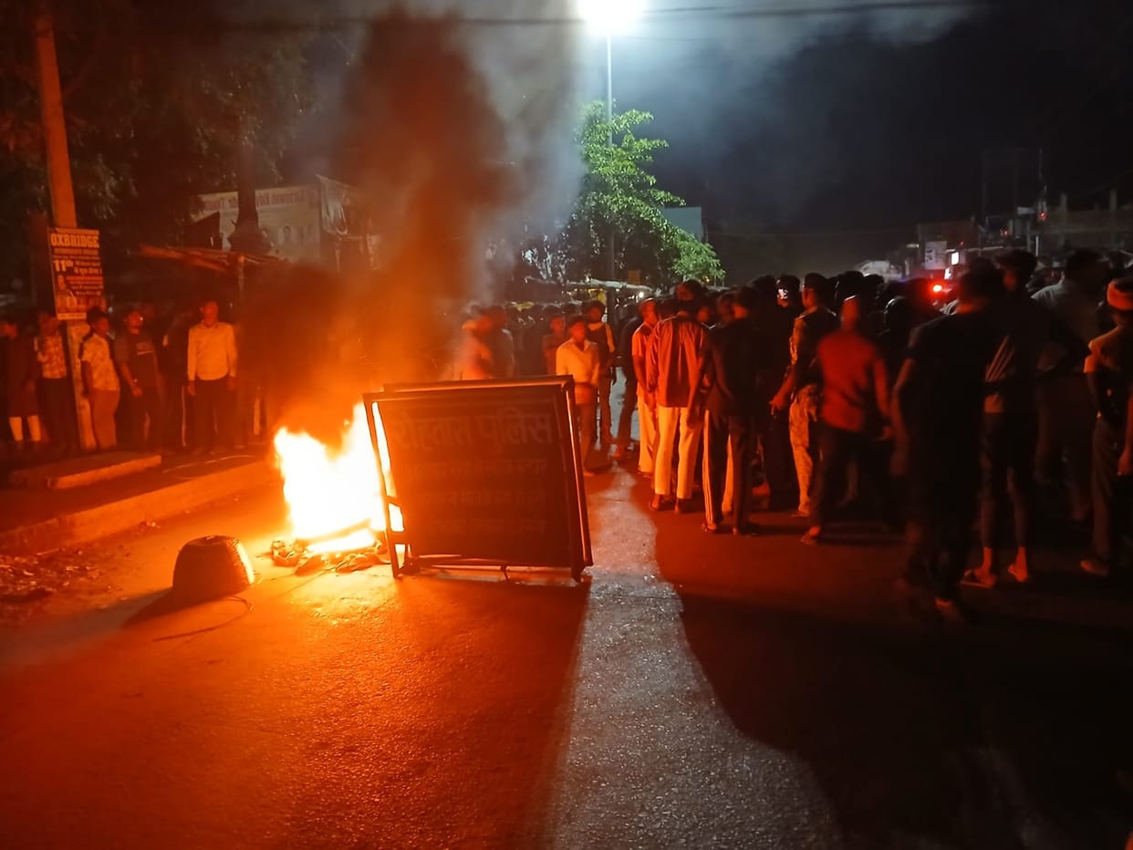 road blockade and arson after death of youth in road accident rohtas bihar