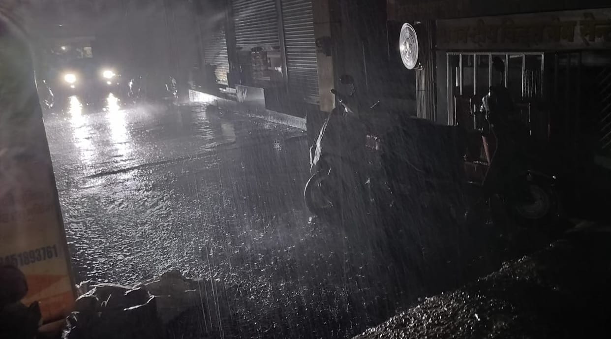 The warning turned out to be correct, with heavy rain accompanied by strong winds, turning city streets into ponds.