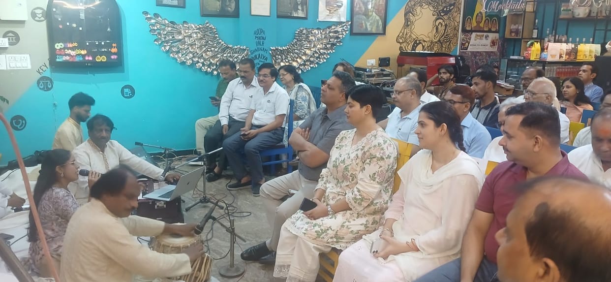 Bashir Badr's ghazals filled the gathering, artists paid tribute
