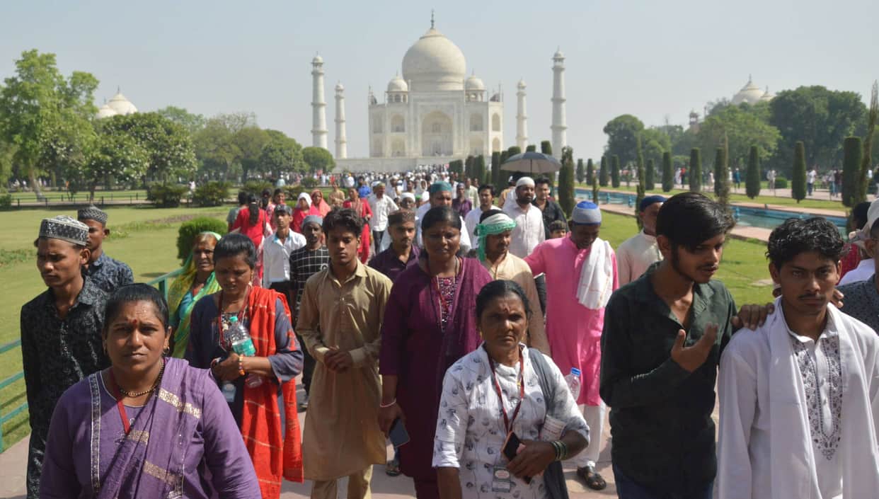 Over 30,000 Tourists Visit Taj Mahal Despite Scorching 40°C Heat