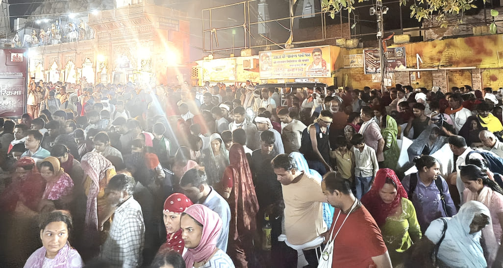 A wave of faith is pouring into Giriraj Dham.
