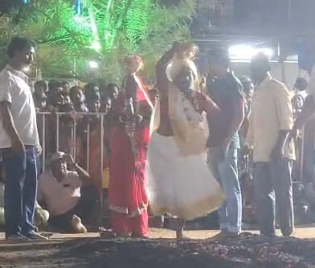धधकते अंगारों पर दौड़ती आदिवासी महिलाएं