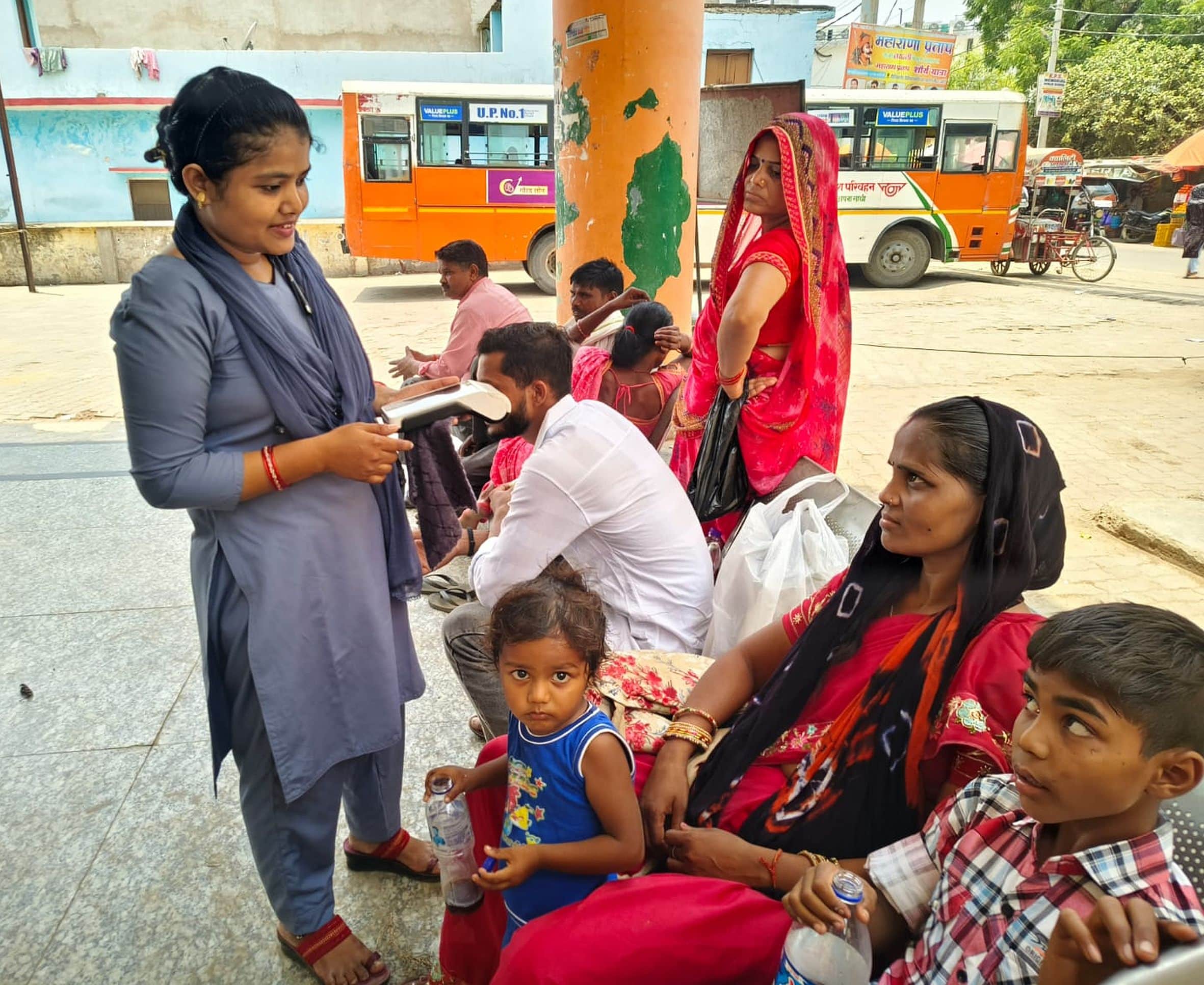 अमेठी बस स्टाप पर टिकट काटती महिला परिचालक। -संवाद