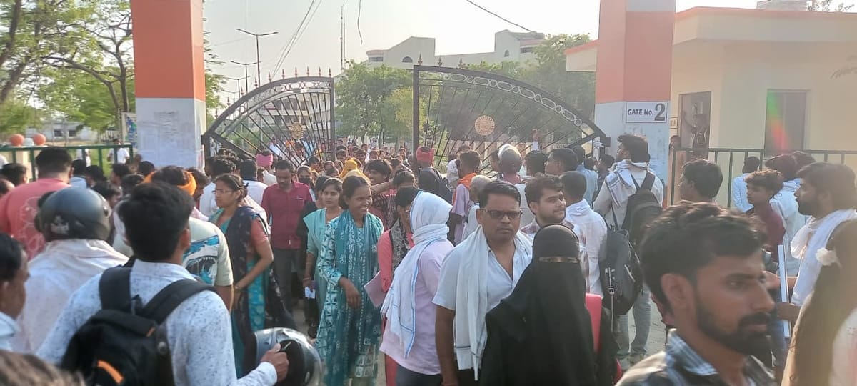 Jaunpur News: बीएड प्रवेश परीक्षा ः रीजनिंग में उलझे रहे अभ्यर्थी, रसायन और भौतिक विज्ञान के सवालों ने भी छकाया