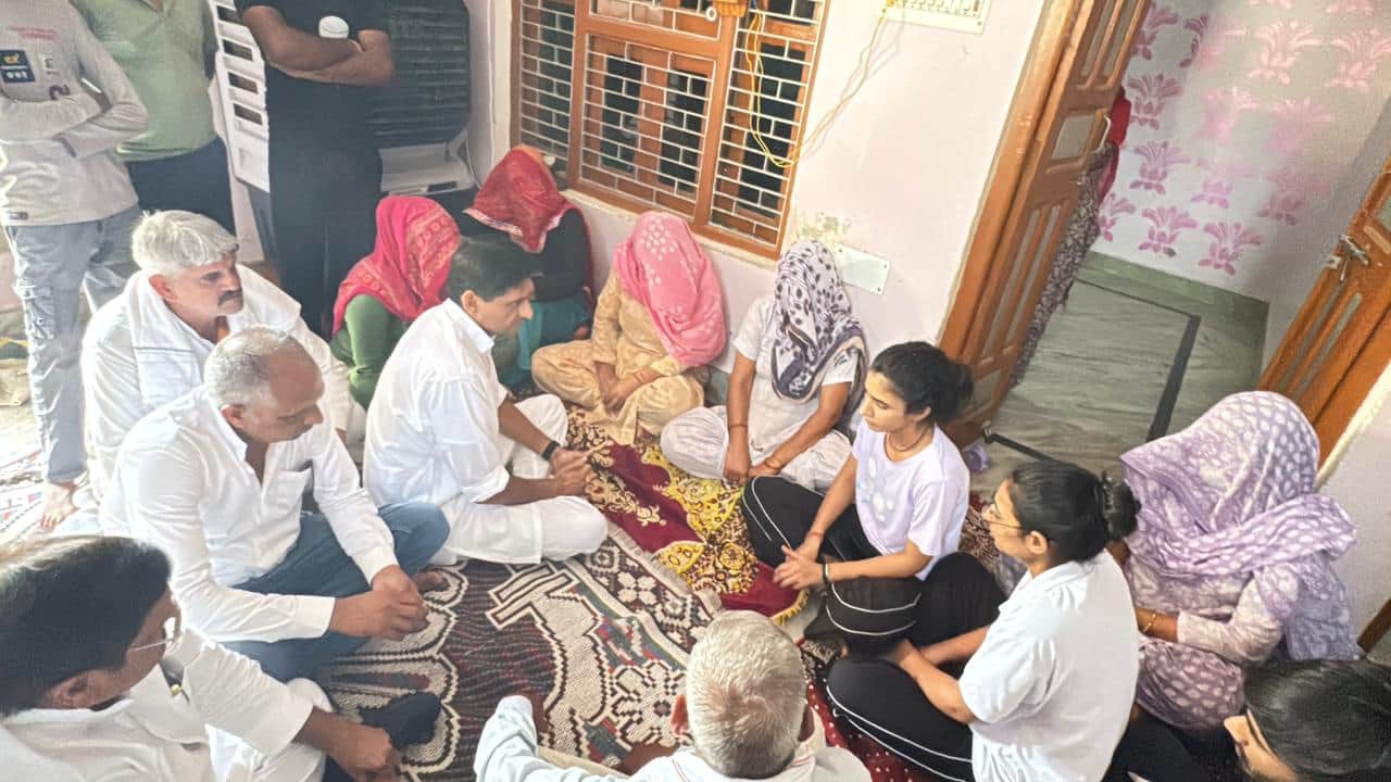 भाकली गांव में शहीद बीएसएफ जवान दयाकिशन के परिजनों से मुलाकात कर उन्हें सांत्वना देते रोहतक सां