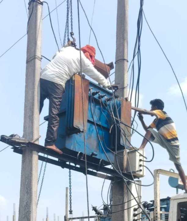 2500 people spent the night in darkness after a transformer burned down.