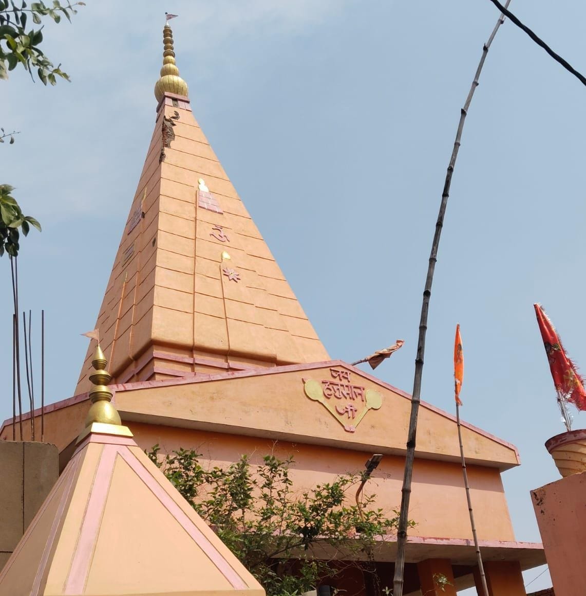 Lightning struck the Sankatmochan temple, cracking the dome and roof.