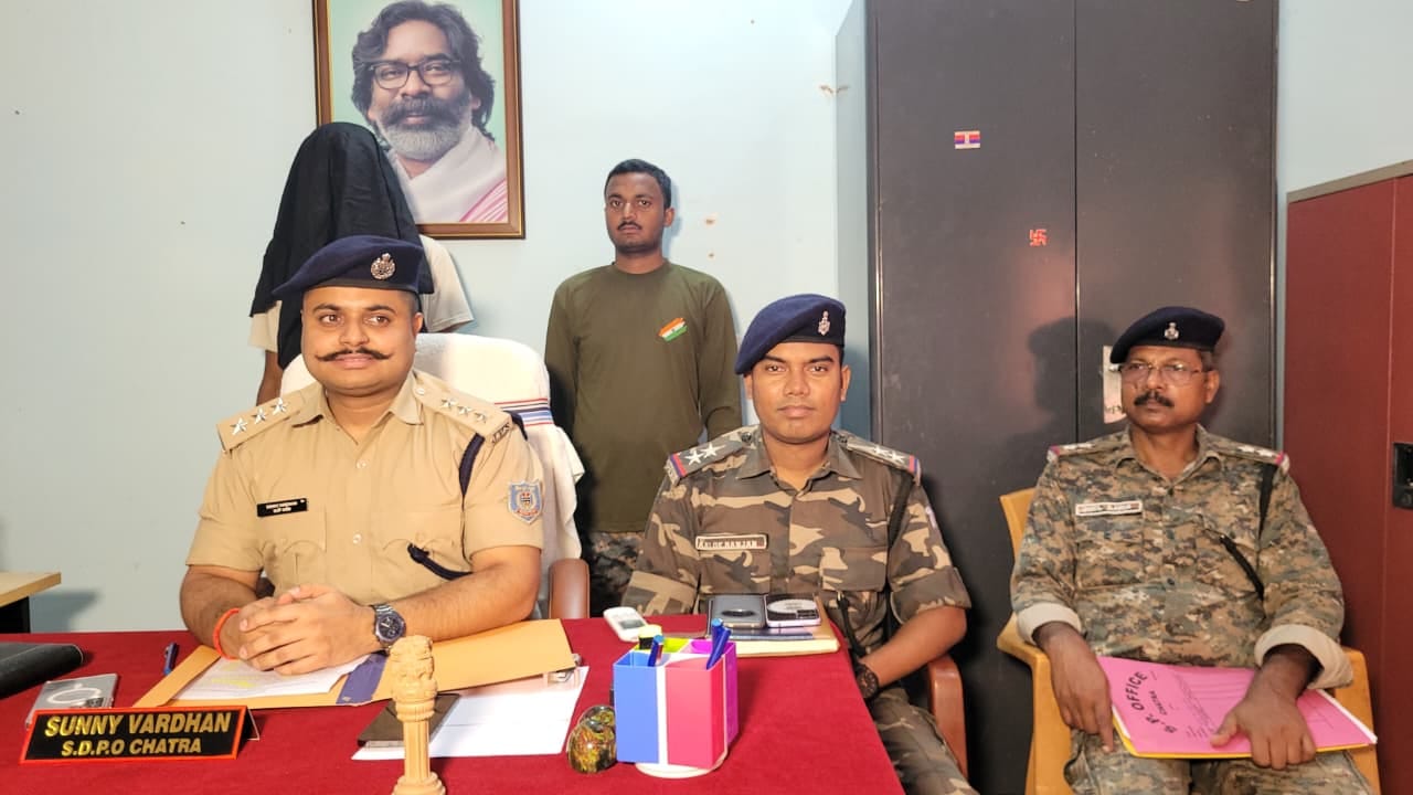 बरामद डोडा की जानकारी देती पुलिस